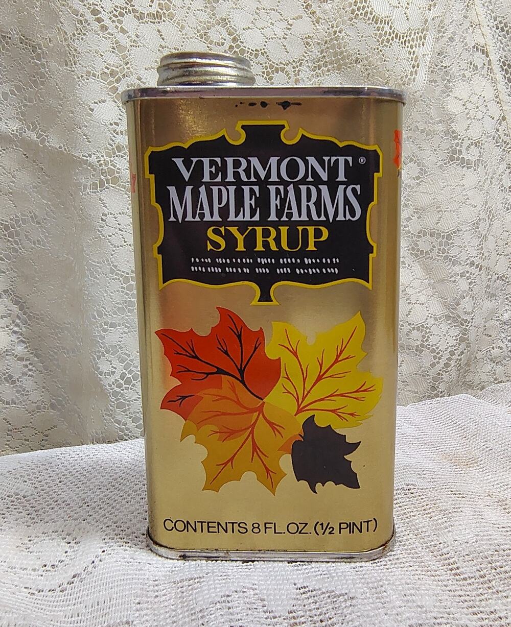 VERMONT MAPLE FARMS 1/2 PINT SYRUP TIN, NEW OLD STOCK, CIRCA 1960S COLLECTABLE